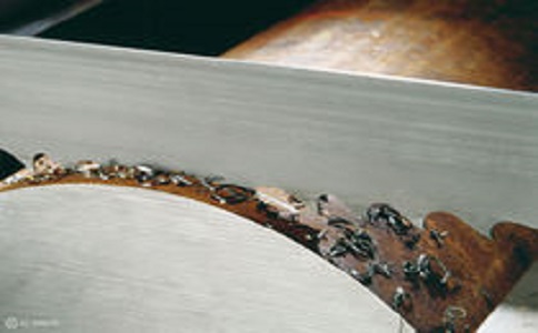 郑州带锯床线速度设定过高，为什么会导致带锯条齿尖发热加速锯条的磨损？